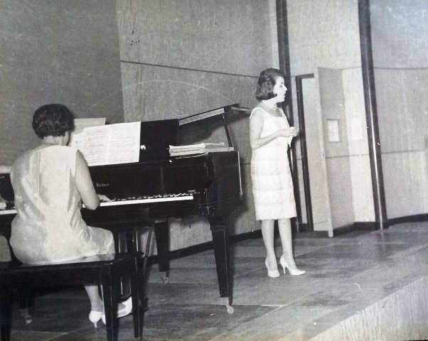 Foto de La soprano María Remolá interpreta su música en el Salón de actos de la BNJM, 19 de septiembre de 1966. Colección BNJM.